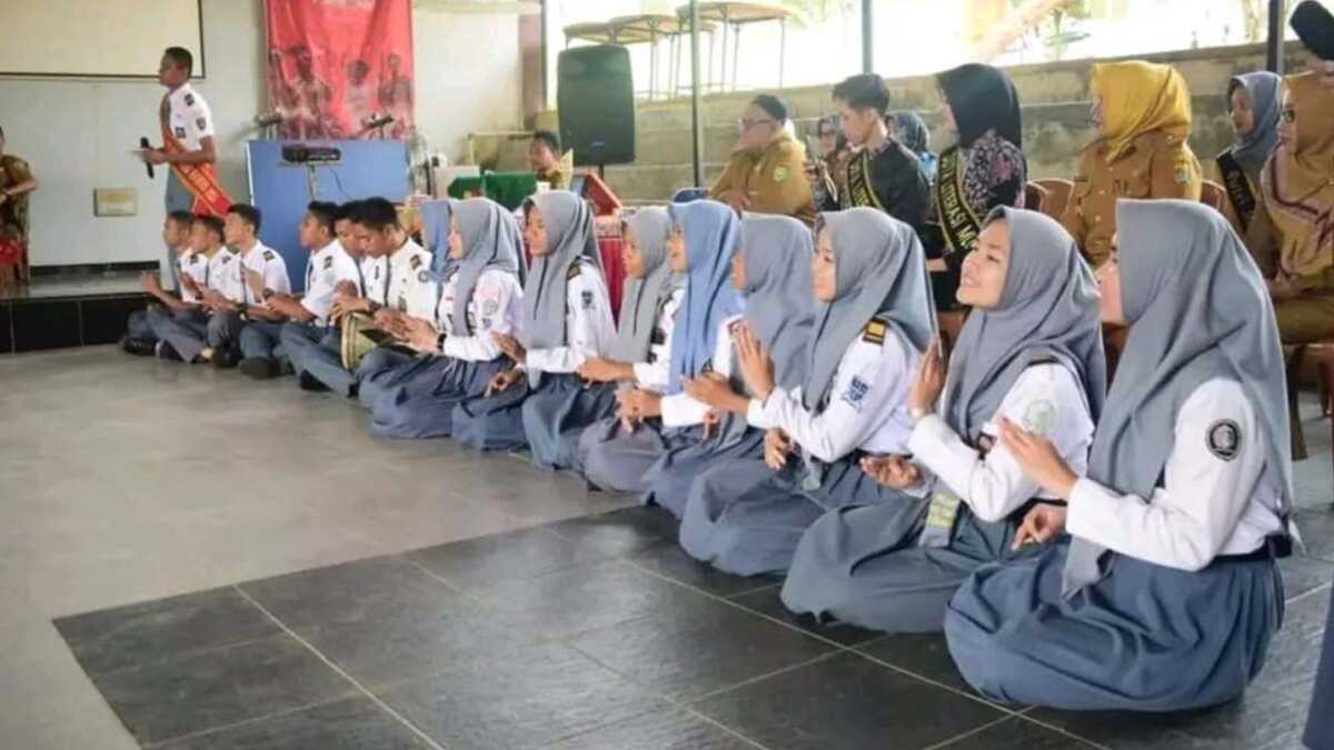 Siswa SMAN 2 Muara Beliti menghadiri acara Roadshow Bapak Literasi Musi Rawas, di sekolah itu Selasa (24/10/2023).