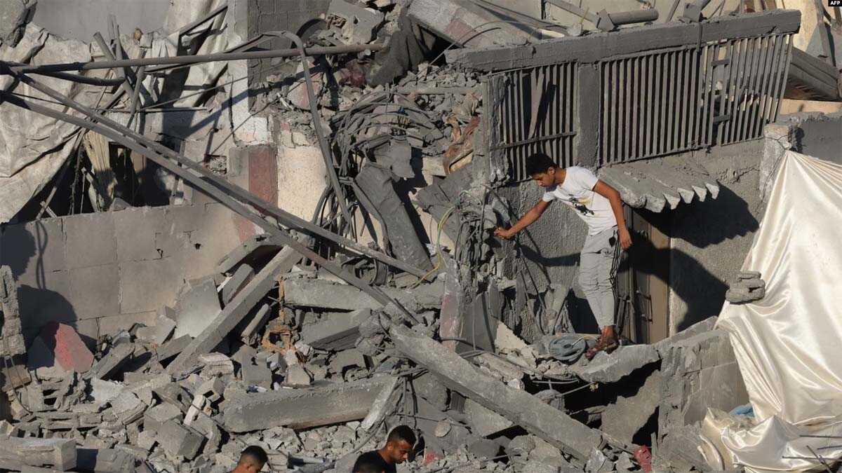 serangan darat israel ke gaza Warga Palestina berjalan di atas puing-puing bangunan yang hancur akibat pemboman Israel di kamp pengungsi Nuseirat, di Jalur Gaza tengah pada 30 Oktober 2023. (Foto: AFP)