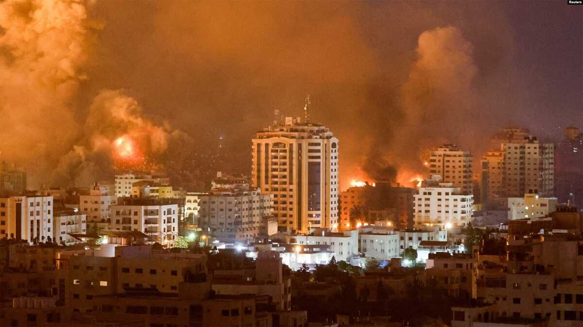 Api dan asap mengepul saat berlangsungnya serangan Israel di Gaza, 9 Oktober 2023. (REUTERS/Mohammed Salem)