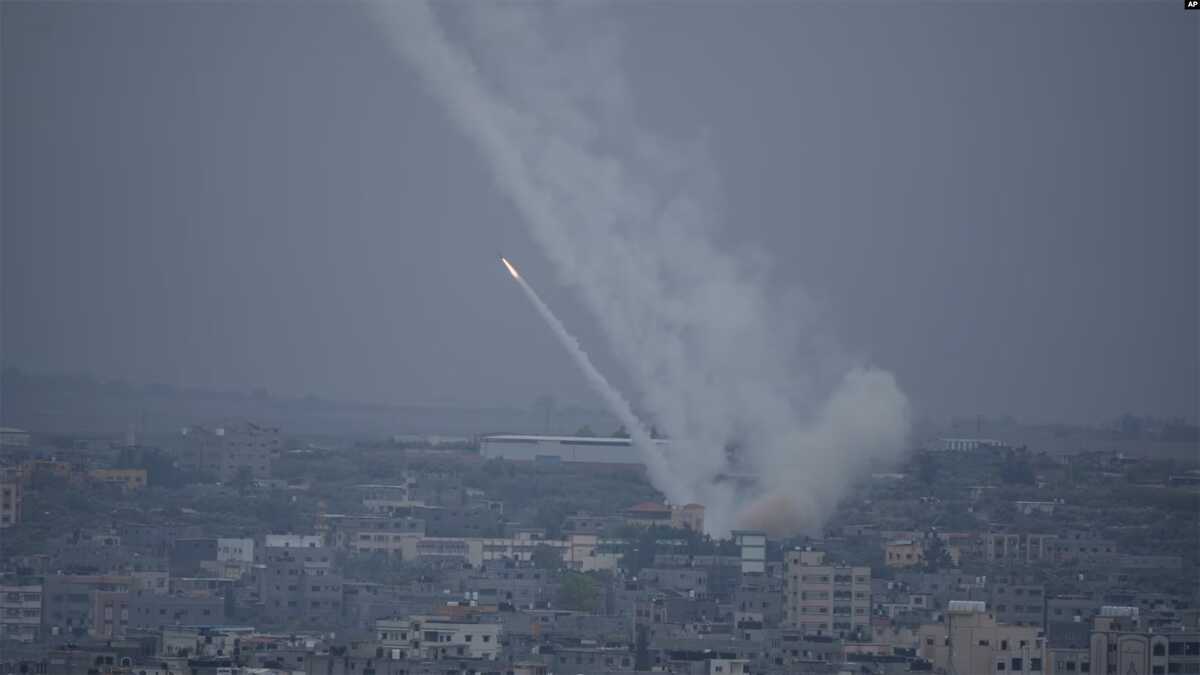 serangan israel di gaza Roket ditembakkan ke arah Israel dari Jalur Gaza pada Senin, 9 Oktober 2023. (AP Photo/Hatem Moussa)