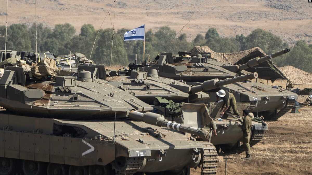 Tank-tank Israel terlihat di dekat perbatasan dengan Israel, di Lebanon, Sabtu 14 Oktober 2023. (Foto: AP/Petros Giannakouris)