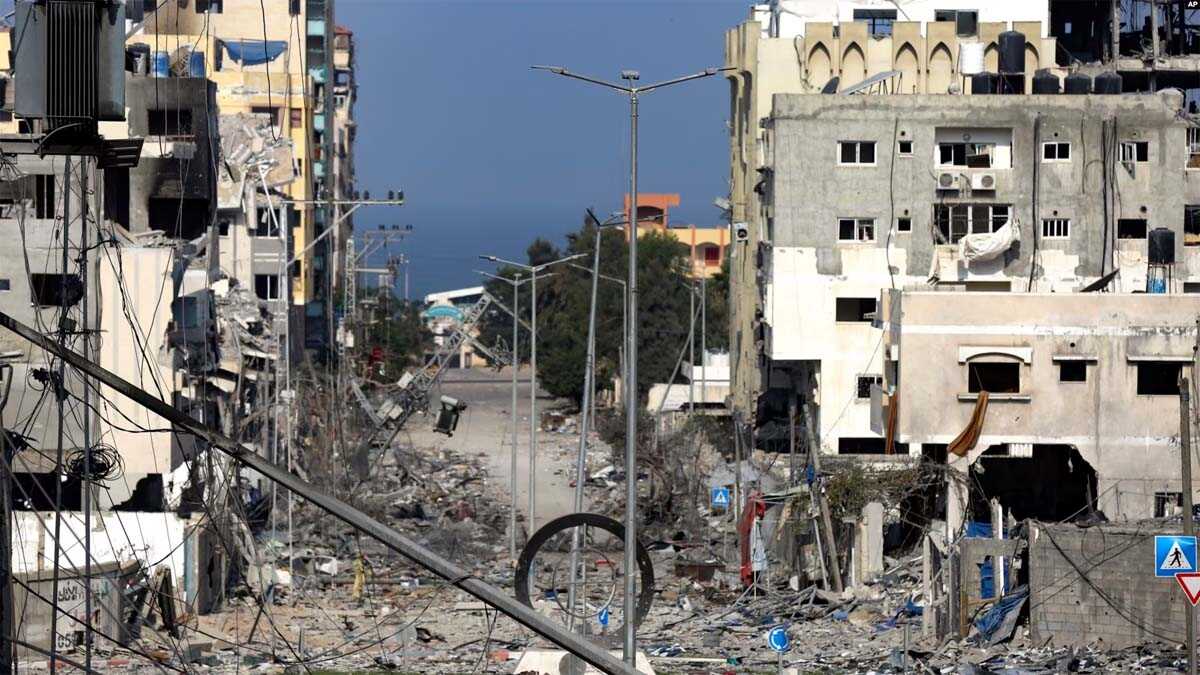 serangan israel di gaza-3 Gedung-gedung tampak rusak akibat serangan udara Israel di Kota Gaza, Senin, 23 Oktober 2023. (Foto: AP/Abed Khaled)