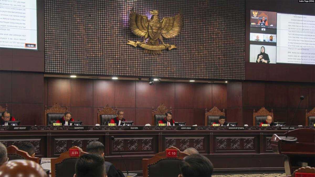 Suasana sidang putusan Mahkamah Konstitusi (MK) terkait putusan batas umur calon presiden dalam pemilu, Senin (23/10) di Jakarta. (VOA/Indra Yoga)