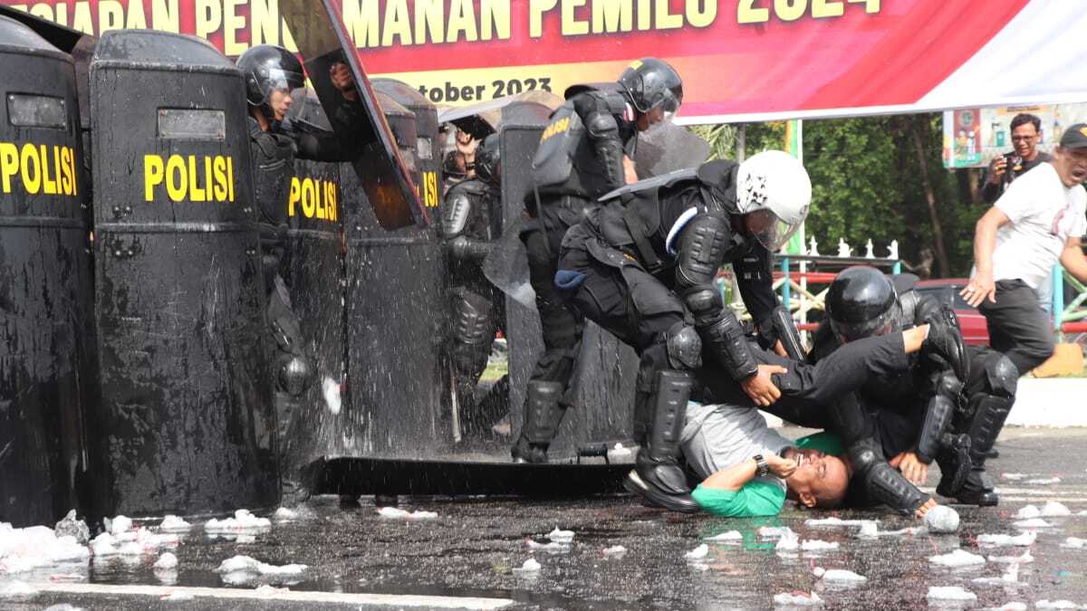 simulasi Sispam kota pemilu di Karimun 1 Personel yang terlibat dalam Operasi Mantap Brata Seligi 2023-2024 menggelar simulasi pengamanan kota (sispamkota) di Coastal Area, Tanjung Balai Karimun, Selasa (17/10/2023). Simulasi ini menggambarkan upaya pengamanan massa yang anarkis menuntut penghitungan suara ulang. (Dok Humas Polres Karimun)