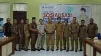 sosialisasi ptsl di asahan Wakil Bupati Asahan Taufik Zainal Abidin Siregar (tengah) berfoto bersama sejumlah pejabat usai membuka sosialisasi Pendaftaran Tanah Sistematis Lengkap (PTSL) 2023 di Aula Dinas PUTR Kabupaten Asahan, Senin (16/10/2023). (dok Diskominfo Asahan)