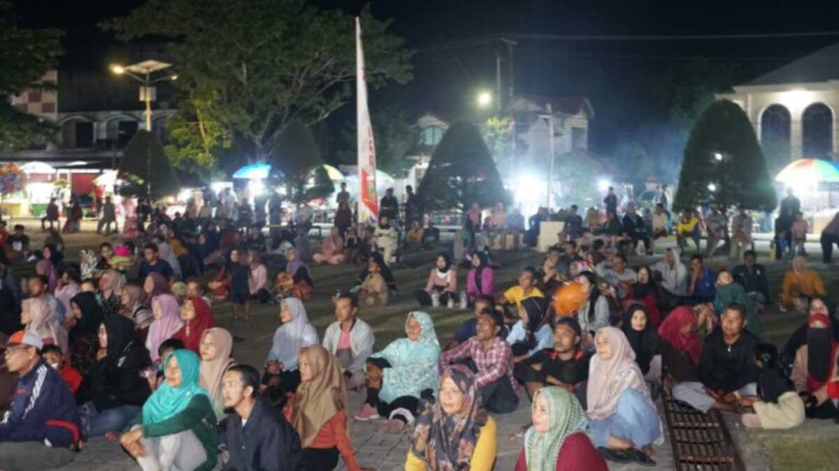 Masyarakat yang hadir menyaksikan festival dangdut. (foto : diskominfona)