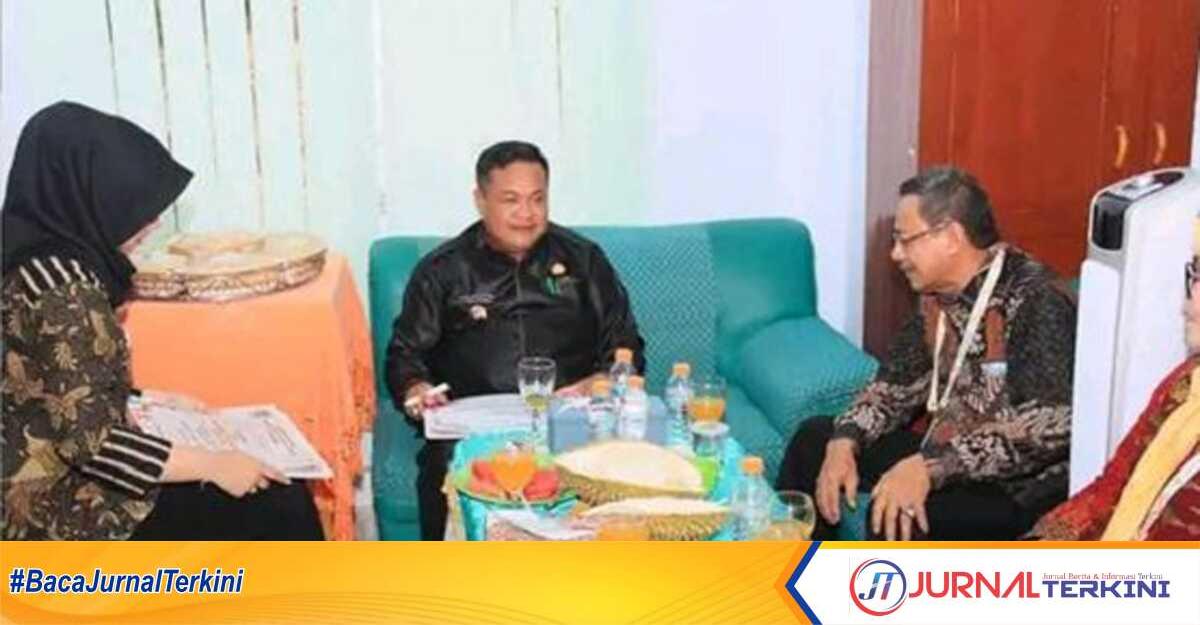 Pj Wali Kota Lubuklinggau, H Trisko Defriyahsa, Kamis (12/10/2023) meninjau kegiatan penilaian dari surveyor fasyankes di UPT Puskesmas Maha Prana, Kelurahan Lubuk Tanjung, Kecamatan Lubuklinggau Barat II. (Dokumentasi pribadi)