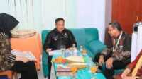Pj Wali Kota Lubuklinggau, H Trisko Defriyahsa, Kamis (12/10/2023) meninjau kegiatan penilaian dari surveyor fasyankes di UPT Puskesmas Maha Prana, Kelurahan Lubuk Tanjung, Kecamatan Lubuklinggau Barat II. (Dokumentasi pribadi)
