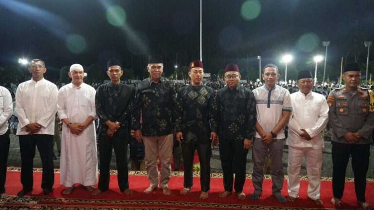 Bupati dan Wakil Bupati Natuna dan sejumlah pejabat berfoto bersama Ustadz Abdul Somad dalam tabligh akbar di Kecamatan Midai, Kabupaten Natuna, Jumat (27/10/2023) malam. (diskominfona)