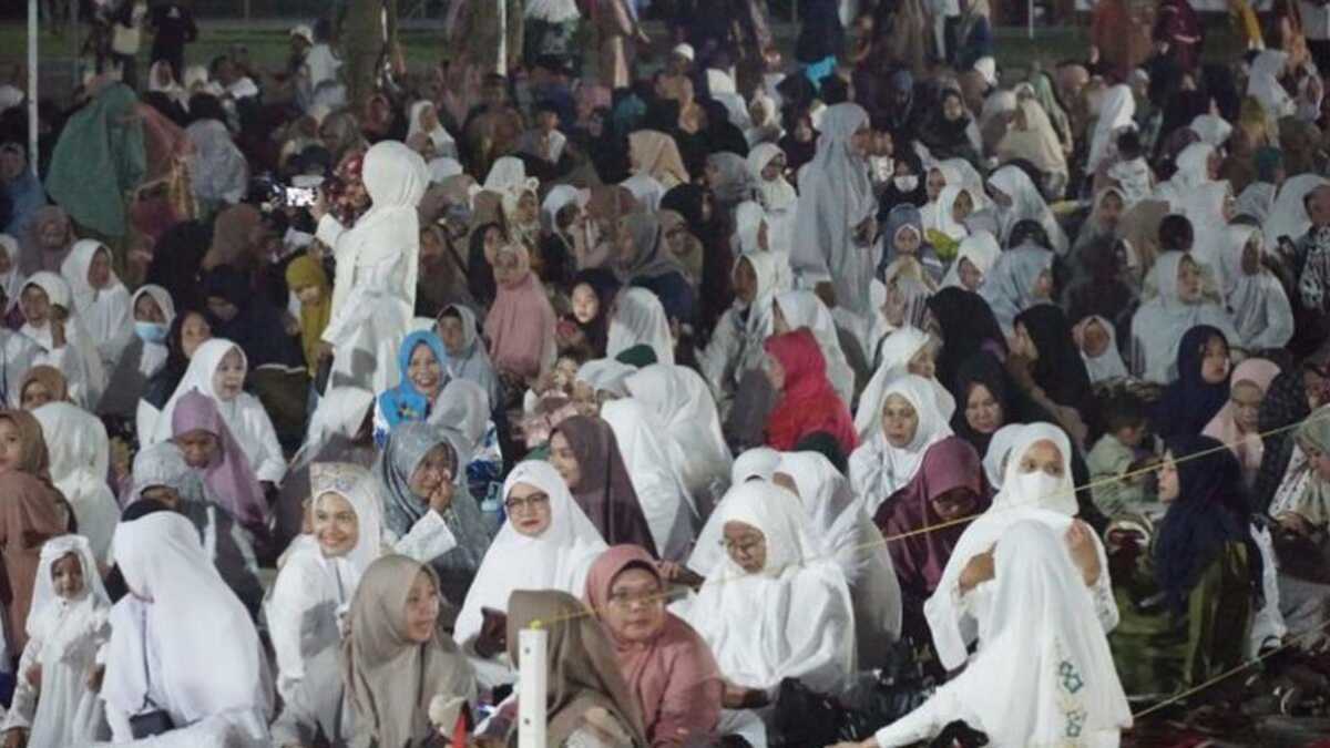 Warga memadati lokasi tablrgh akbar dengan penceramah Ustadz Abdul Somad di Kecamatan Midai, Jumat (27/10/2023) malam. (diskominfona)