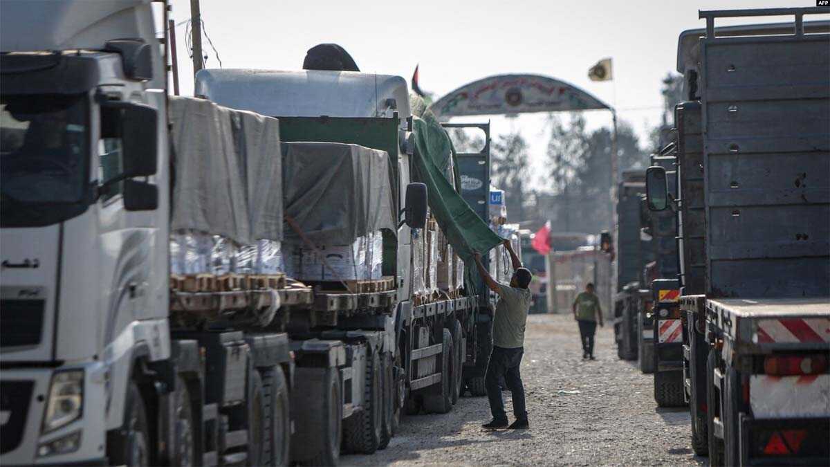 Sejumlah truk yang membawa bantuan untuk warga Palestina di Jalur Gaza bergerak memasuki wilayah tersebut dari Mesir melalui perbatasan Rafah pada 21 Oktober 2023. (Foto: AFP/Eyad Baba)