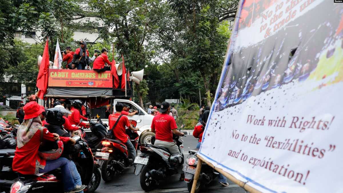 Aksi unjuk rasa para buruh memprotes Undang-Undang Cipta Kerja (omnibus law) di luar gedung Mahkamah Konstitusi, Jakarta, 2 Oktober 2023. (REUTERS/Willy Kurniawan)