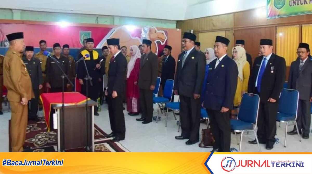 wabup inhil lantik pejabat eselon Wabup H Syamsuddin Uti saat melantik 15 orang pejabat Eselon III dan VI di lingkungan Pemkab Inhil i Aula Badan Kepegawaian & Pengembangan Sumber Daya Manusia (BKPSDM), Senin (25/9/2023). (JurnalTerkini.id/abdullah)