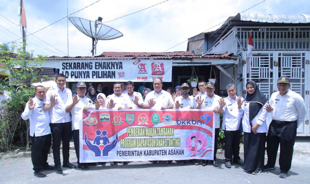 wakil Bupati Asahan serahkan makanan tambahan stunting Wakil Bupati Asahan Taufik Zainal Abidin (tengah) bersama sejumlah pejabat berfoto bersama usai menyerahkan bantuan makanan tambahan untuk anak penderita stunting di Kelurahan Lestari Kecamatan Kisaran Timur, Rabu (11/10/2023). (Dok Diskominfo Asahan)