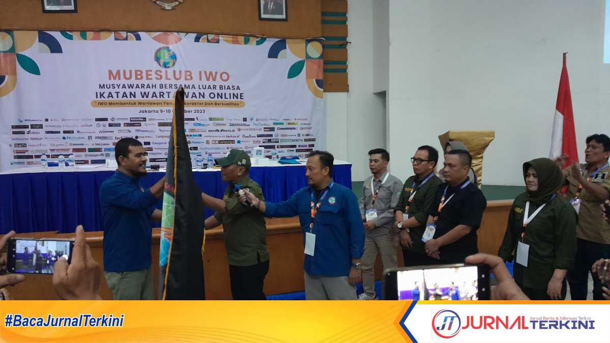 Teuku Yudhistira menerima pataka IWO dari Ketua SC Zulkifli Taher usai terpilih secara aklamasi dalam Mubeslub IWo di Asrama Haji Pondok Gede Jakarta, Senin (9/10/2023). (JurnalTerkini.id/Rusdi)