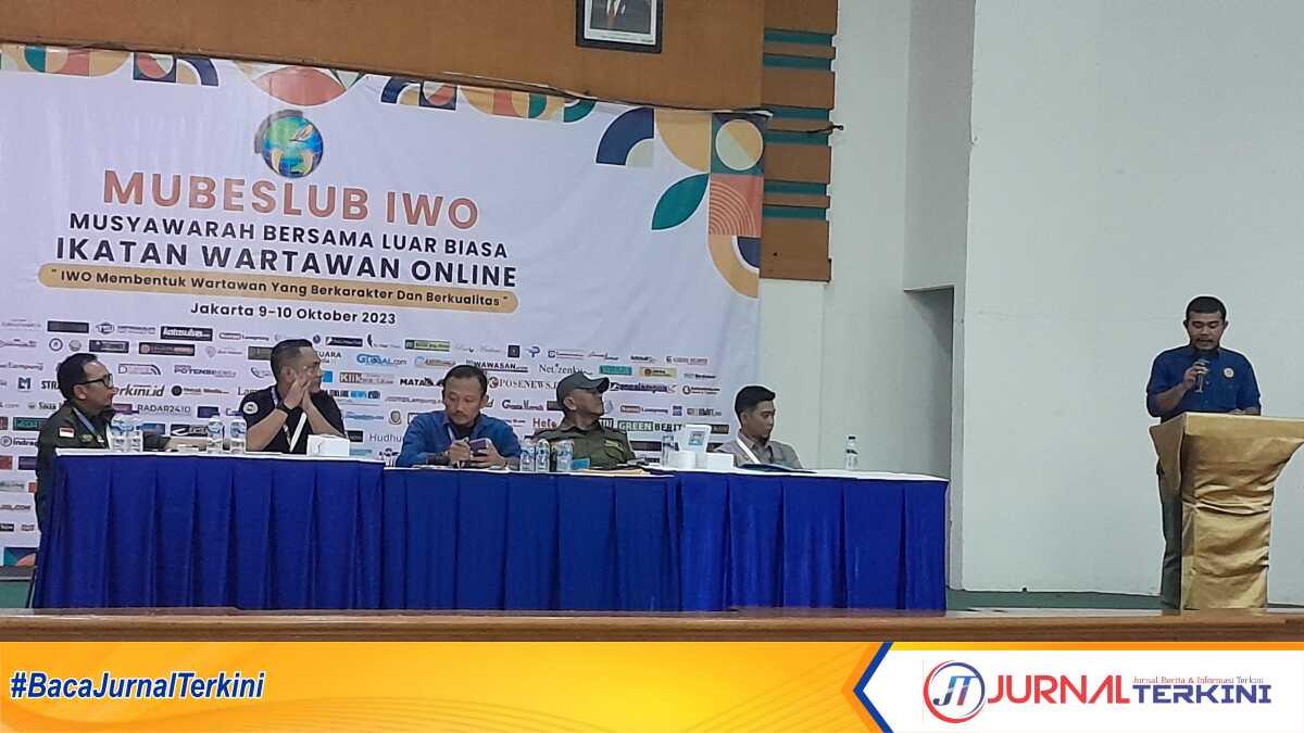 Teuku Yudhistira menyampaikan visi misinya ketika ditetapkan sebagai calon ketua umum oleh Steering Committee Mubeslub IWO di Asrama Haji Pondok Gede, Senin (9/10/2023) malam. (JurnalTerkini.id/Rusdi)