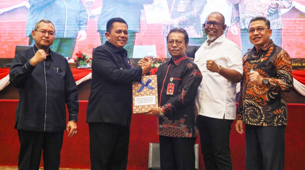 APBD Kepri 2024 Gubernur Kepri Ansar Ahmad berjabat tangan dengan Ketua DPRD Kepri Jumaga Nadeak didampingi unsur pimpinan DPRD usai penandatangan persetujuan pengesahan APBD Kepri dalam rapat paripurna di Balairung Wan Seri Beni, Dompak, Tanjungpinang, Kamis (16/11/2023). (Dok Diskominfo Kepri)