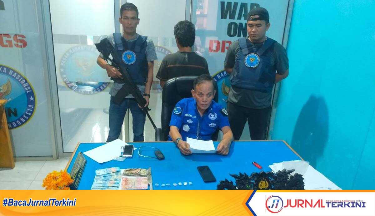 Kepala BNNK Musi Rawas, AKBP H Abdul Rahman memberikan keterangan pers terkait penangkapan Fa, tersangka kasus peredaran sabu-sabu di sebuah kolam pemancingan di Kecamatan Muara Lakitan, Kabupaten Musi Rawas, Selasa (31/10/2023). (JurnalTerkini.id/alam budi kusuma)