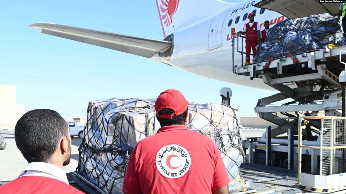 Bantuan indonesia untuk palestina Pesawat ketiga jenis Airbus A330 yang membawa bantuan kemanusiaan Indonesia mendarat di Mesir pada Senin (6/11/2023) sekitar pukul 13.30 waktu setempat. (Foto: Courtesy/Biro Setpres)