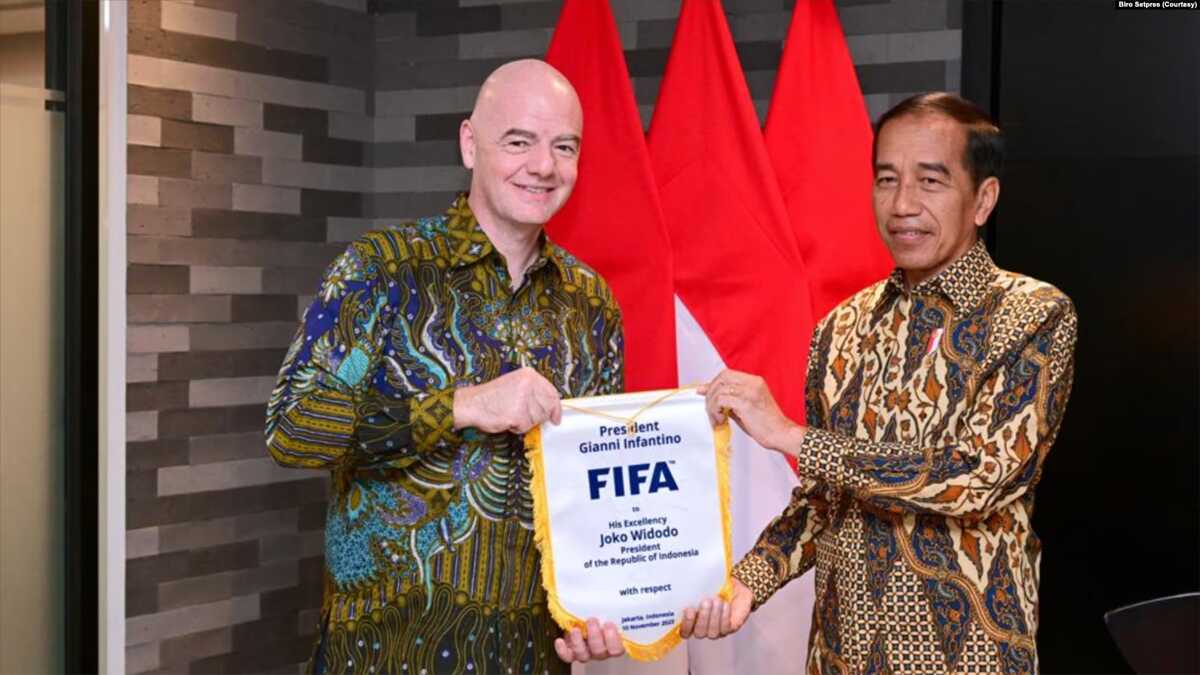 Presiden Joko Widodo bersama Presiden Giovanni Vincenzo Infantino di Jakarta, Jumat (10/11) saat pembukaan kantor FIFA di Indonesia. (Foto: Biro Setpres)