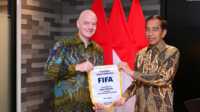 FIFA berkantor di indonesia Presiden Joko Widodo bersama Presiden Giovanni Vincenzo Infantino di Jakarta, Jumat (10/11) saat pembukaan kantor FIFA di Indonesia. (Foto: Biro Setpres)