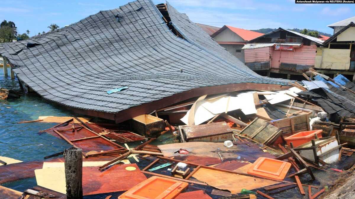 Gempa di ambon Bangunan pasar tradisional yang rusak tergambar pasca gempa di Ambon, Maluku, 26 September 2019. (Foto: Antara/Izaak Mulyawan via REUTERS)