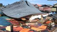 Gempa di ambon Bangunan pasar tradisional yang rusak tergambar pasca gempa di Ambon, Maluku, 26 September 2019. (Foto: Antara/Izaak Mulyawan via REUTERS)
