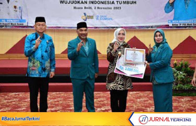 Bupati Musi Rawas (Mura) Hj Ratna Machmud ( 2 kanan) dalam acara peringatan Hari Kesatuan Gerakan Pemberdayaan dan Kesejahteraan Keluarga (HKG PKK) Ke-51 Tahun 2023 tingkat Kabupaten Mura, di Auditorium Pemkab Mura, Kamis (2/11/2023). (jurnalterkini.id/alam budi kesuma)