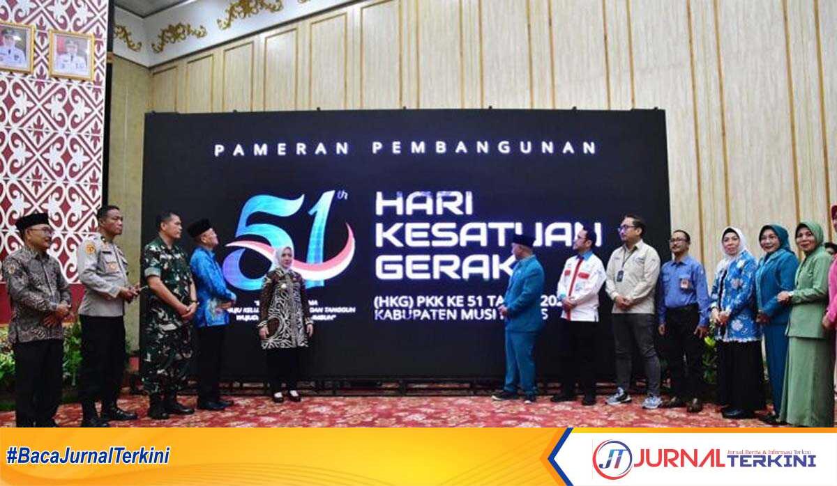 Bupati Musi Rawas (Mura) Hj Ratna Machmud ( 4 kiri) menghadiri peringatan Hari Kesatuan Gerakan Pemberdayaan dan Kesejahteraan Keluarga (HKG PKK) Ke-51 Tahun 2023 tingkat Kabupaten Mura, di Auditorium Pemkab Mura, Kamis (2/11/2023). (jurnalterkini.id/alam budi kesuma)