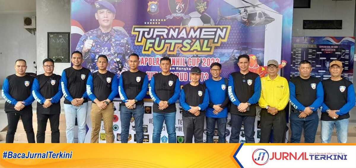 Kapolres Inhil beserta jajaran berpose usai pembukaan turnamen futzal Kapolres Cup Inhil alam rangka memperingati Hari Ulang Tahun (HUT) Polairud yang ke-73, di GOR Venue Futsal Tembilahan, Kabupaten Inhil, Sabtu (11/11/2023). (jurnalterkini.id/abdullah)