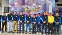 HUT Korps Polaiurd di Inhil Kapolres Inhil beserta jajaran berpose usai pembukaan turnamen futzal Kapolres Cup Inhil alam rangka memperingati Hari Ulang Tahun (HUT) Polairud yang ke-73, di GOR Venue Futsal Tembilahan, Kabupaten Inhil, Sabtu (11/11/2023). (jurnalterkini.id/abdullah)