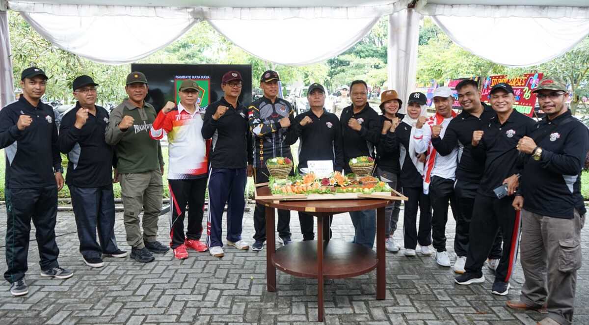 Sejumlah pejabat dan pengurus koperasi berpose di sela-sela kegiatan memeriahkan HUT Koperasi ke-76 di di Hutan Kota Taufan Gama Simatupang (TGS) Kabupaten Asahan pada Minggu (12/11/2023). (Dok Diskominfo Asahan)