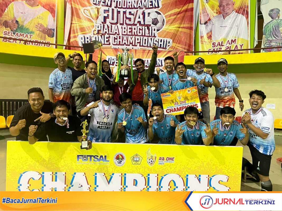 IMG-20231106-WA0009-1068x801 Tim Rezekila Azizah FC berpose usai menerima hadiah sebagai juara dalam Open Turnamen Futsal RB One Championship 2023 di Gor Indoor Kabupaten Karimun, Kepulauan Riau (Kepri), Minggu (5/11/2023). (JurnalTerkini.id/Yogi)
