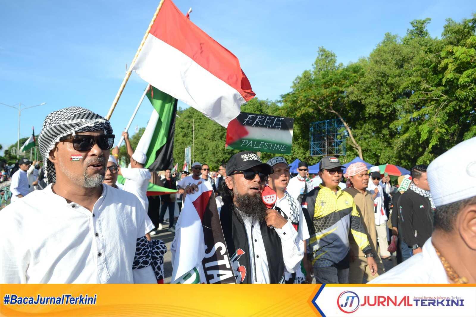 Ribuan warga turun ke jalan menggelar aksi bela Palestina di Coastal Area, Tanjung Balai Karimun, Minggu (19/11/2023). (JurnalTerkini.id/yogi)