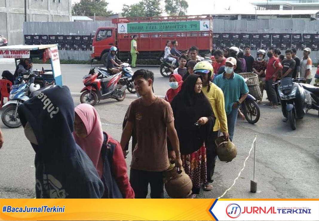 Sejumlah warga antre membeli gas elpiji (LPG) 3 kilogram bersubsidi di sebuah pangkalan di Tanjung Balai Karimun, Senin (7/11/2023). (JurnalTerkini.id/Yogi)