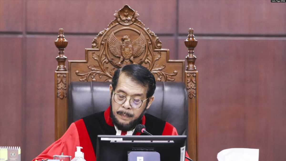 FILE - Ketua Mahkamah Konstitusi (MK), Anwar Usman memimpin sidang putusan MK terkait batas maksimal umur calon presiden di Jakarta, Senin (23/10). (VOA/Indra Yoga)