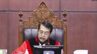 Ketua Mahkamah Konstitusi Anwar Usman diminta mundur FILE - Ketua Mahkamah Konstitusi (MK), Anwar Usman memimpin sidang putusan MK terkait batas maksimal umur calon presiden di Jakarta, Senin (23/10). (VOA/Indra Yoga)