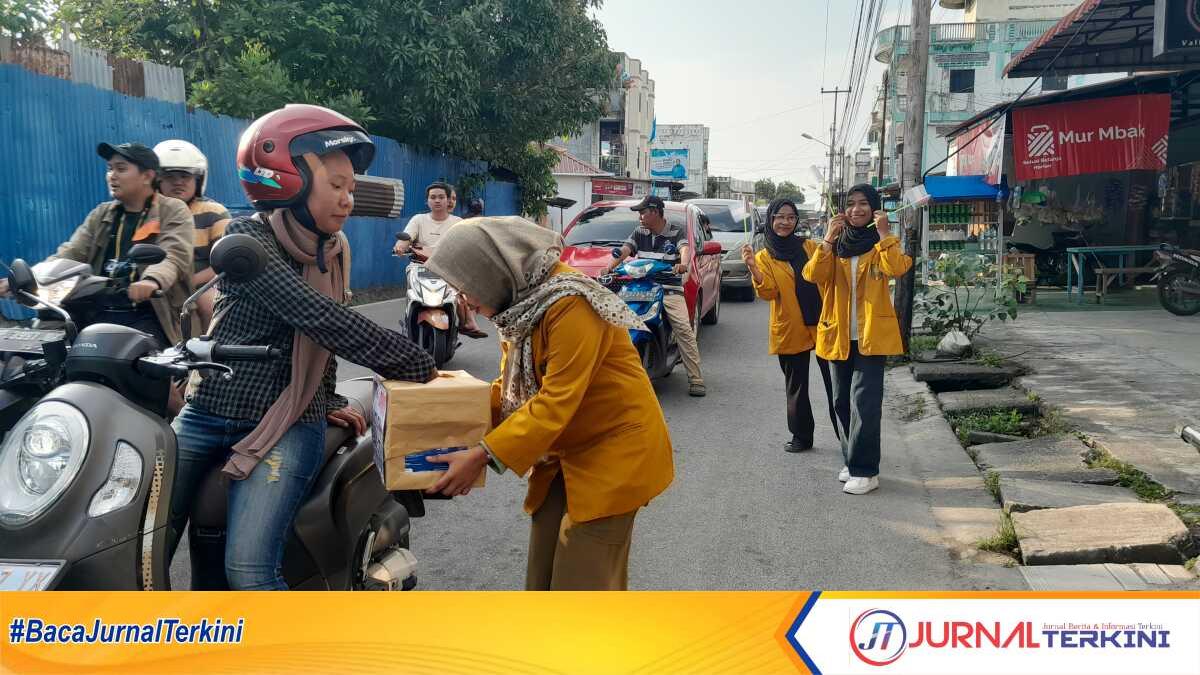 Kader Ikatan Mahasiswa Muhammadiyah menggalang donasi di persimpangan lampu merah Sei Lakam, Sabtu (11/11/2023) untuk disalurkan kepada Palestina. (jurnalterkini.id/rusdi)