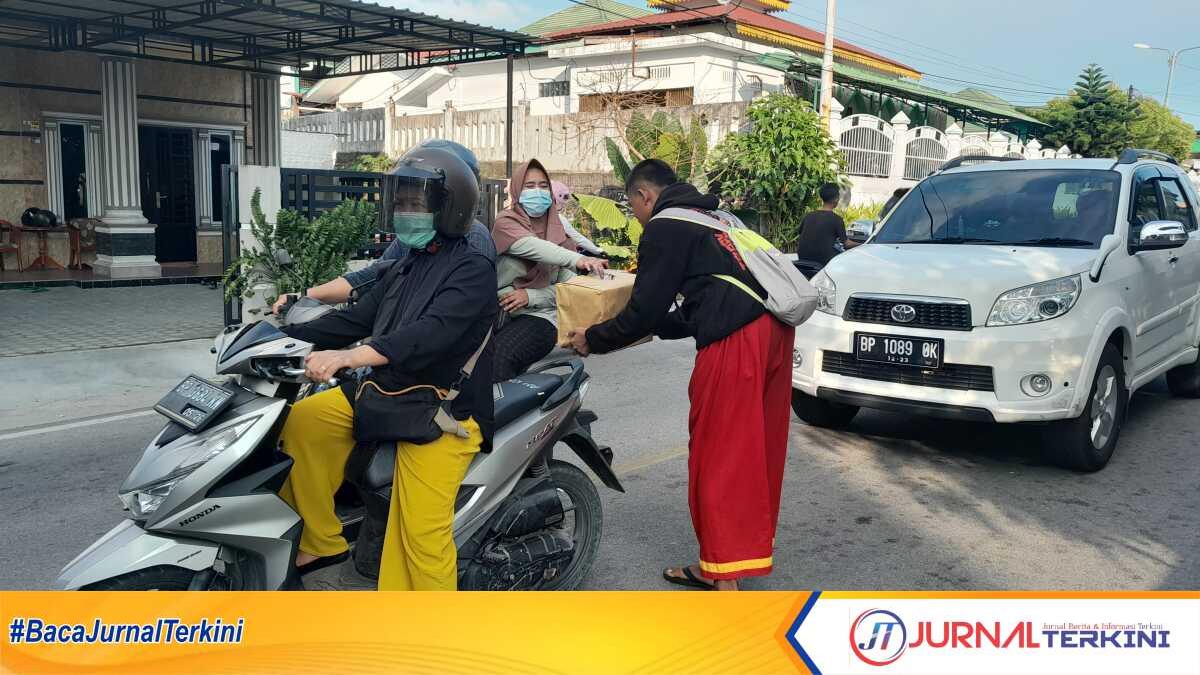 Anggota Tapak Suci Putra Muhammadiyah menerima sumbangan dari salah seorang pengendara di simpang lampu merah Sei Lakam untuk galang donasi Palestina. (jurnalterkini.id/rusdi)