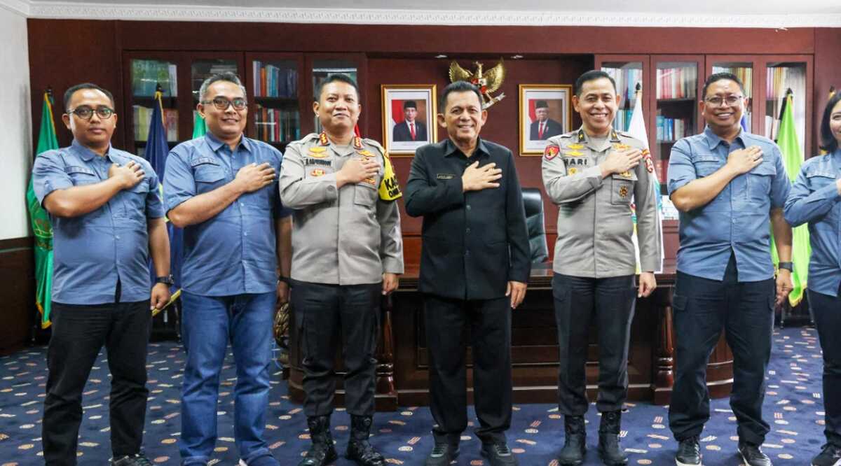 Museum Polri di Kepri Kunjungan Kepala Pusat Sejarah Kepolisian Republik Indonesia (Kapusjarah Polri RI) Brigjen Pol Hari Nugroho (2 kanan) beserta para anggota Pusjarah Polri RI di Kantor Gubernur Kepri, Kamis. (16/11/2023). (Dok Diskominfo Kepri)