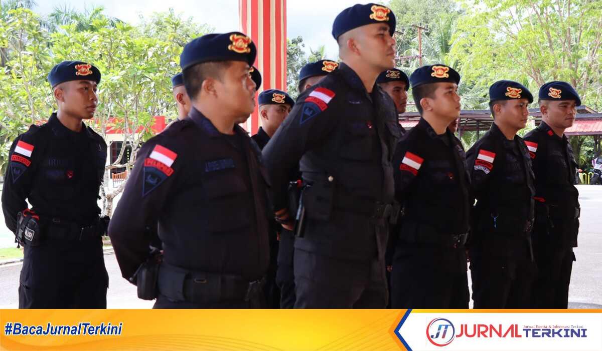 Pengamanan pemilu natuna BKO 15 personil Brimob Polda Kepri saat tiba di Mapolres Natuna, Selasa 28 November 2023. (foto : humres)