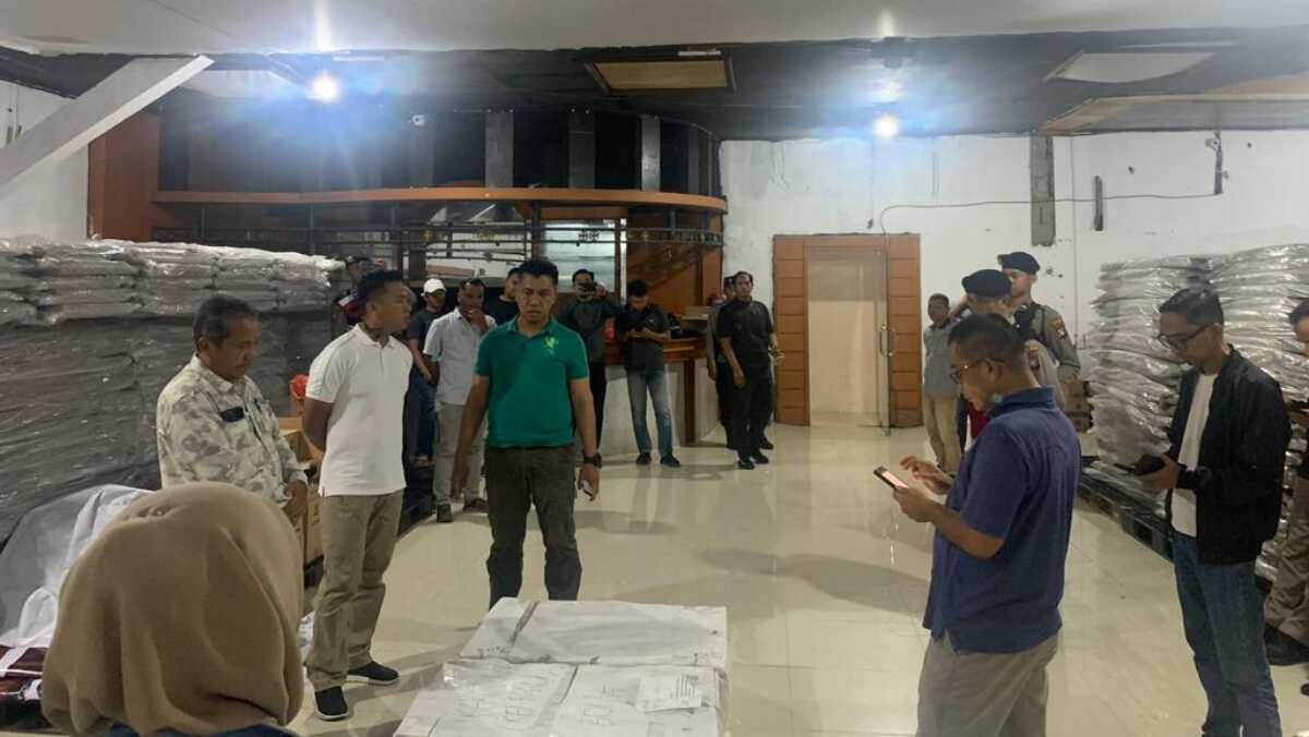Kapolres Karimun AKBP Fadli Agus (2 kiri) didampingi Wakapolres Kompol Herie Pramono (3 kiri) meninjau pengamanan logistik Pemilu di gudang KPU Karimun, Kapling, Sabtu (12/11/2023). (Dok Humas Polres Karimun)
