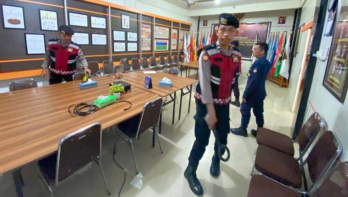Sejumlah personel Satsamapta Polres Karimun menyisir ruangan KPU Karimun dalam upaya menjaga keamanan obyek vital Pemilu tersebut, Selasa (7/11/2023). (Dok Humas Polres Karimun)