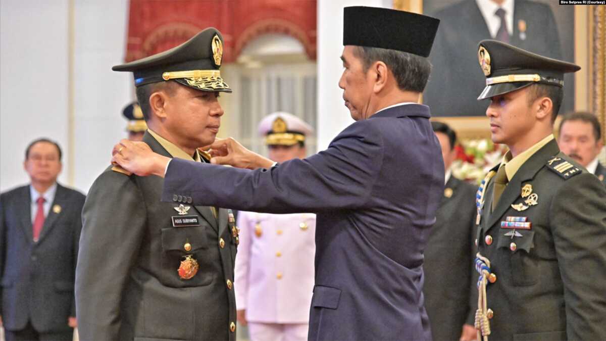 Presiden Joko Widodo resmi melantik Jenderal TNI Agus Subiyanto sebagai Panglima Tentara Nasional Indonesia (TNI) yang baru, di Istana Negara, Rabu (22/11). (Foto: Courtesy/Biro Setpres RI)