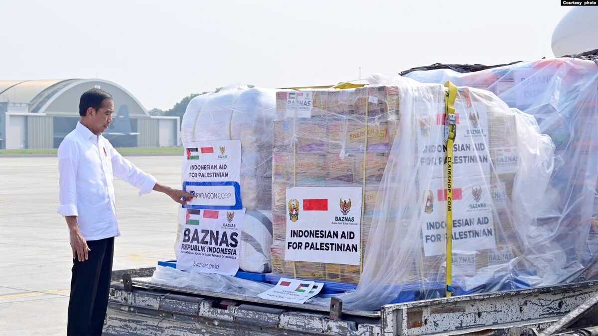 Presiden lepas bantuan kemanusiaan untuk palestina Presiden Joko Widodo memeriksa bantuan kemanusiaan yang akan dikirim untuk warga di Gaza sebelum melepas pengiriman bantuan itu di Pangkalan Udara Halim Perdanakusuma di Jakarta, pada 20 November 2023. (Foto: Biro Setpres)