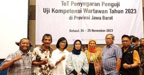 Dari kiri-kanan: Penguji UKW LU-UPN Veteran Yogyakarta Saibansah Dardani, penguji PWI Uyun Achdiyat, Penguji UKW LU-UPN Veteran Yogyakarta Esti Susilarti, Ketua Dewan Pers Ninik Rahayu, Direktur LU-UPN Veteran Yogyakarta Susilastuti Dwi Nugraha Jati, anggota Dewan Pers Paulus Tri Agung Kristanto dan penguji PWI Firdaus Komar. (Foto: J5NEWSROOM.COM)