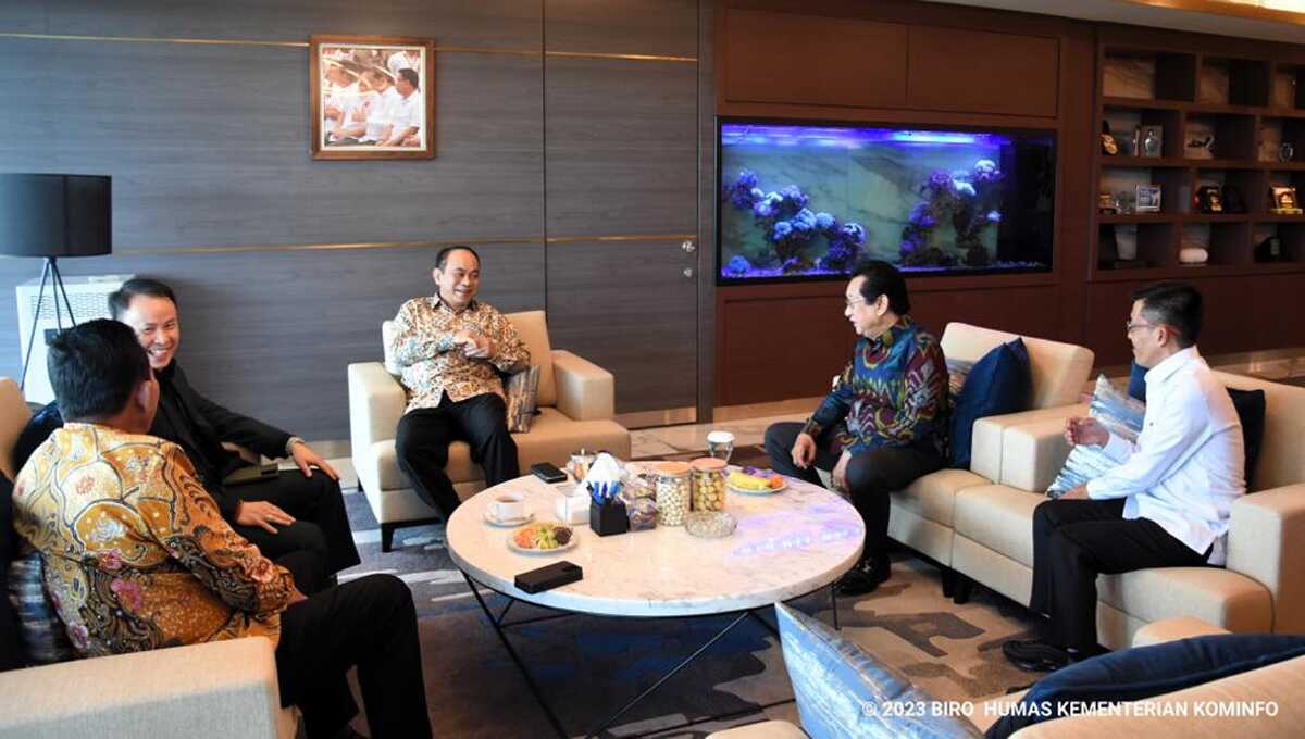 VSAT Kepri Gubernur Kepri Ansar Ahmad bertemu dengan Menteri Komunikasi dan Informatika (Menkominfo) RI Budi Arie Setiadi di Kemenkominfo, Jakarta pada Selasa (28/11/2023). (Dok Diskominfo Kepri)