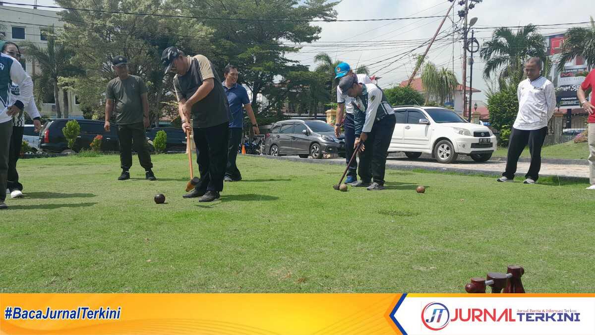 Sekda Karimun Muhammad Firmansyah menjajal permainan olahraga woodball usai pelantikan pengurus IWbA Karimun di rumah dinas Bupati Karimun, Sabtu (4/11/2023).. (jurnalterkini.id/rusdi)