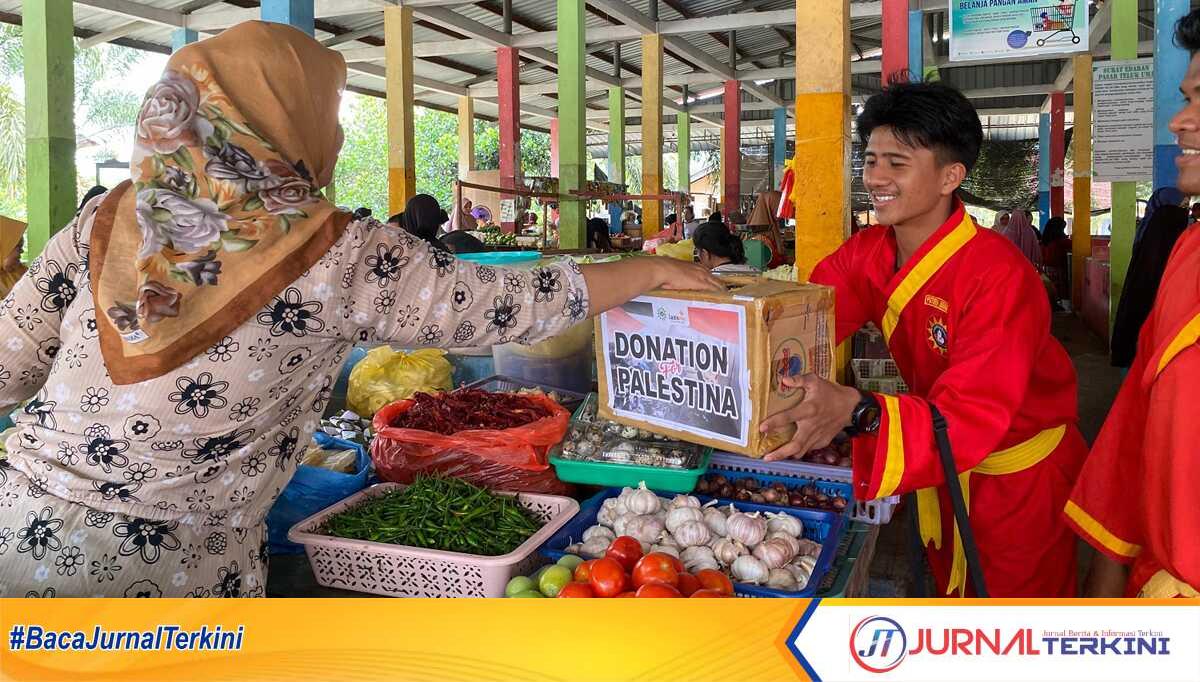 Seorang pedagang di Pasar Puan Maimun menyumbangan uangnya untuk Palestina kepada salah seorang anggota Tapak Suci Putera Muhammadiyah dalam penggalangan donasi untuk Palestina, Minggu (12/11/2023). (Dokumentasi pribadi)