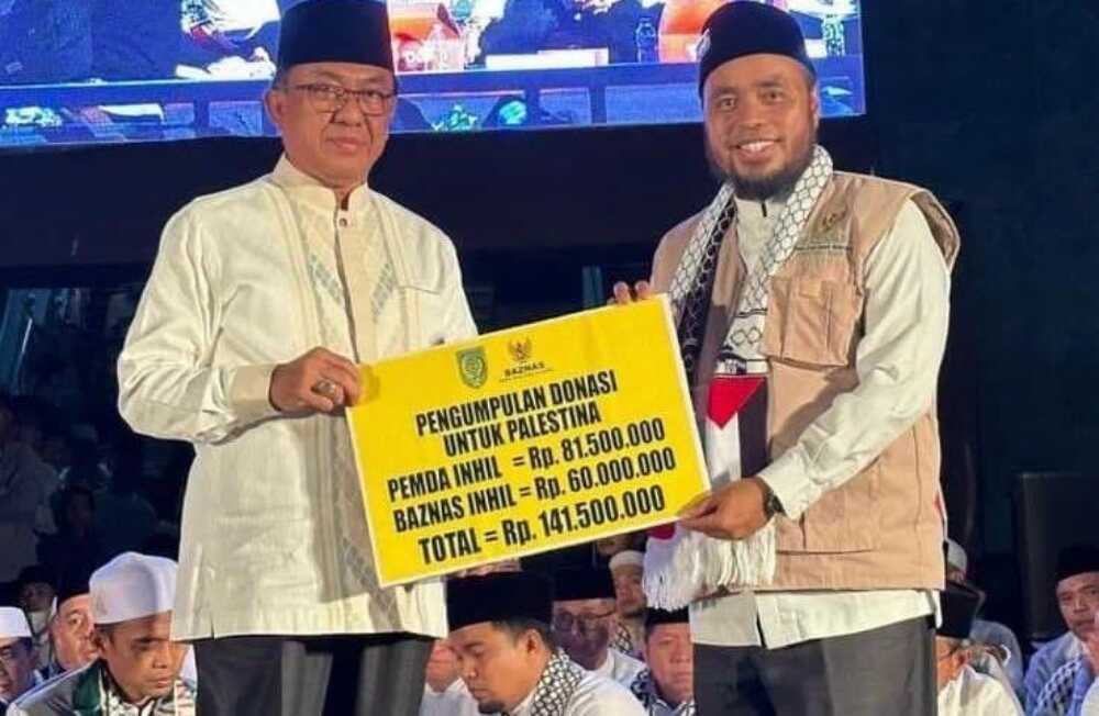 bantuan untuk Palestina dari inhil Bupati Kabupaten Indragiri Hilir (Inhil) HM. Wardan menyerahkan donasi untuk Palestina, bertempat di halaman Masjid Raya Annur Provinsi Riau, Jumat (10/11/2023) malam. (Dok Bagian Prokopim Setda Inhil)